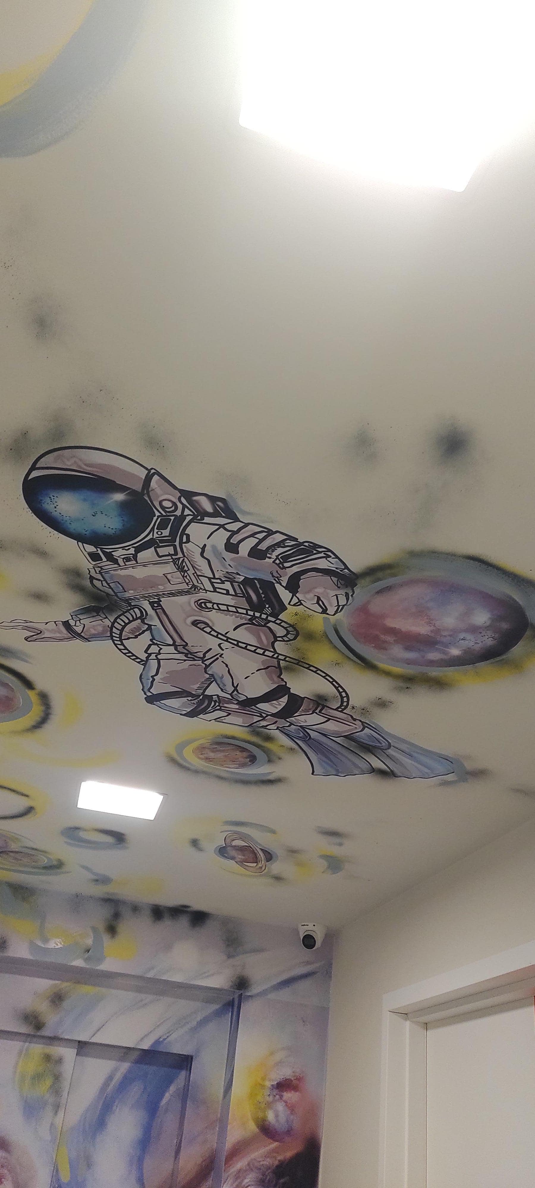Artes no teto do hotel 