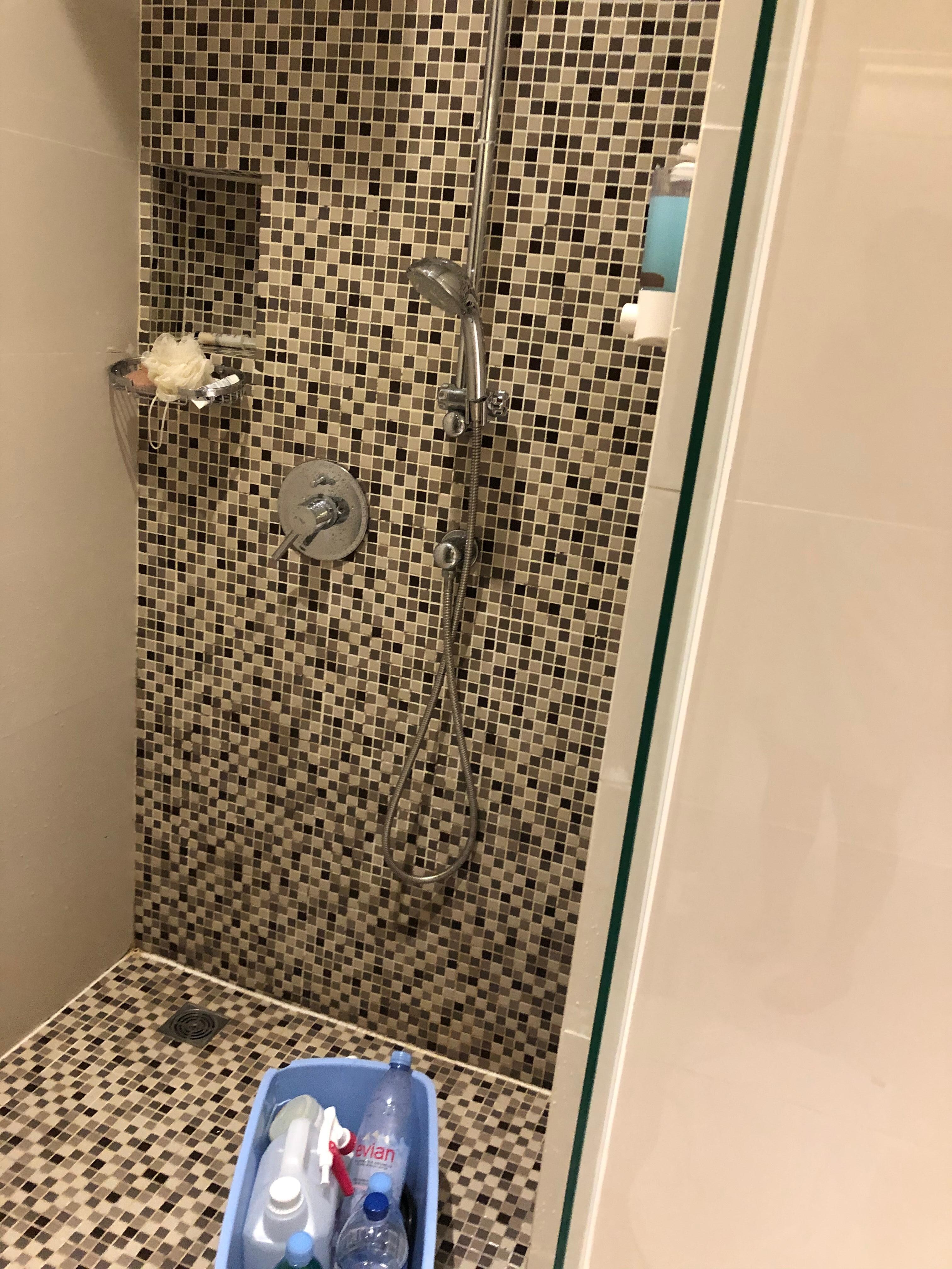 掛水龍頭的㗎已經老化，龍頭掛回會自動滑落