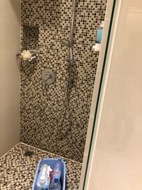 掛水龍頭的㗎已經老化,龍頭掛回會自動滑落