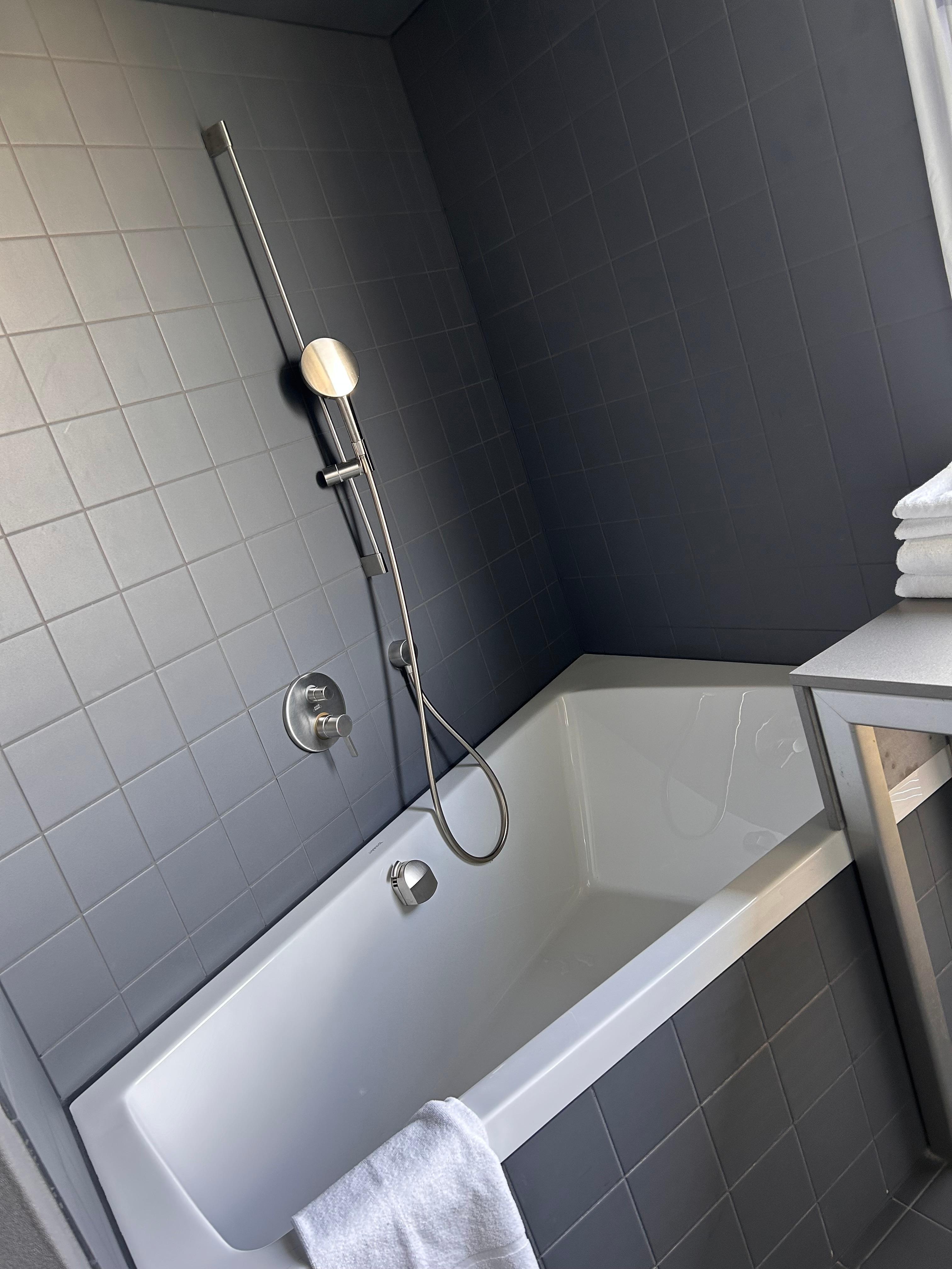 バスタブは大きく深く快適