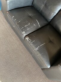 Abgenutztes Sofa, auf dem wir nicht sitzen mochten