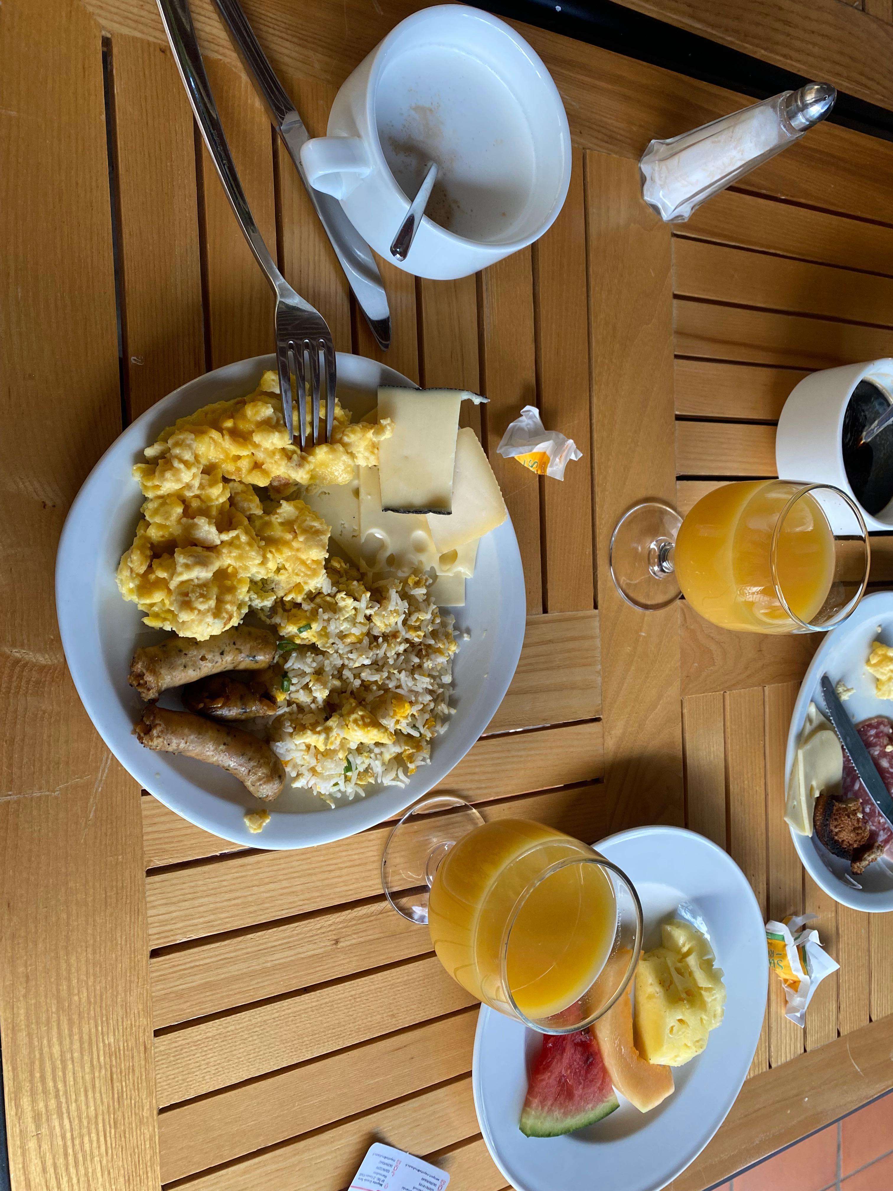 Buffet petit déjeuner variés, délicieux et jus de frais