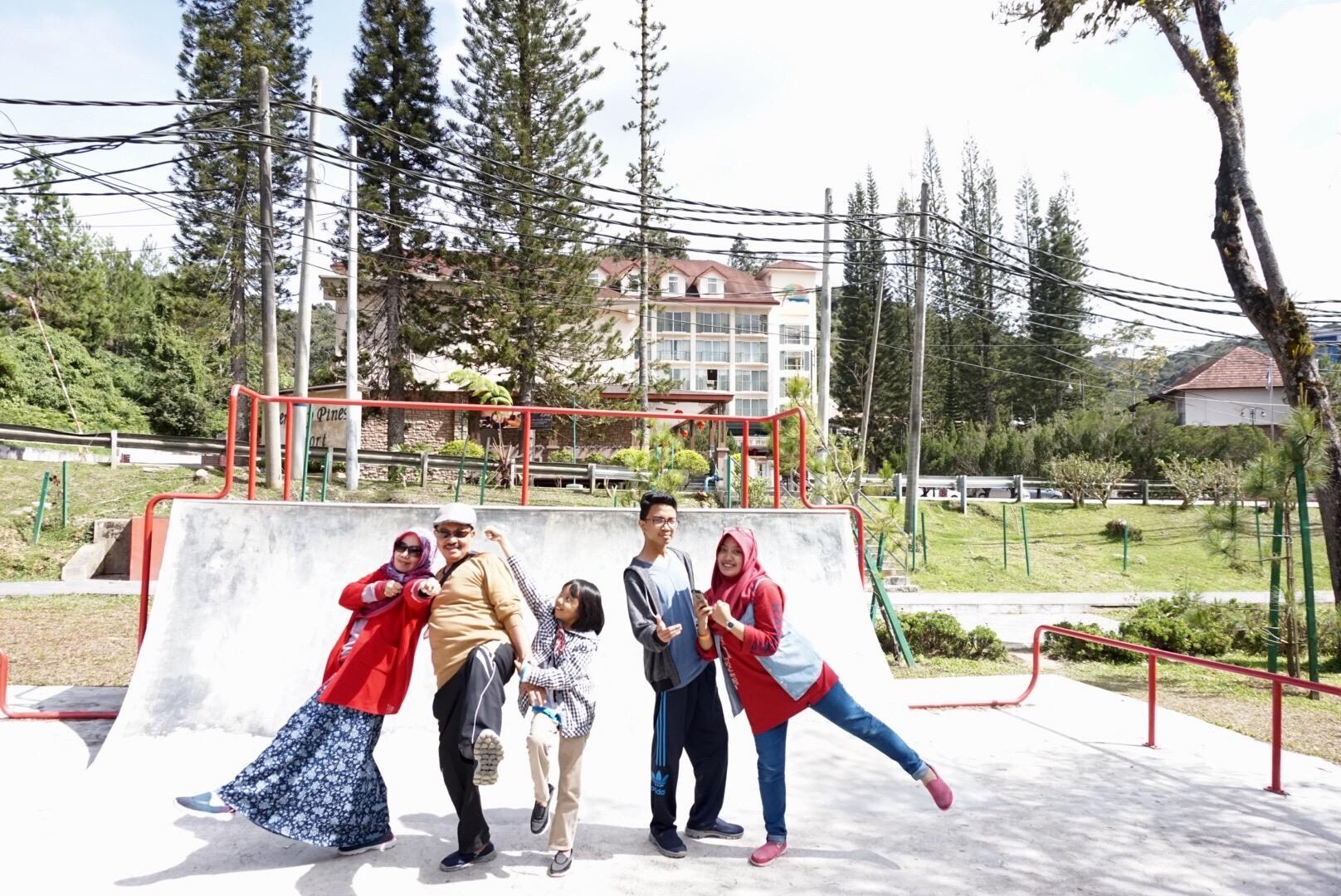 Kami sangat menikmati matahari di taman bermain yg berada di seberang hotel..