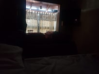 Reclamei sobre a claridade ao amanhecer no quarto , a gerente informou que todos os quartos eram iguais e que não entrava claridade. pela foto tira -se a conclusão .