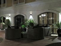 Fordi hotellet er sekskantet har denne dype patioen ingen støy og er en oase midt inne i hotellet.