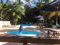 Piscinas com vista do rio ao fundo