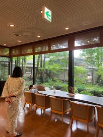 緑溢れるロビー