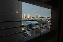 部屋からの外の景色。
青い屋根の平たい建物は魚市場