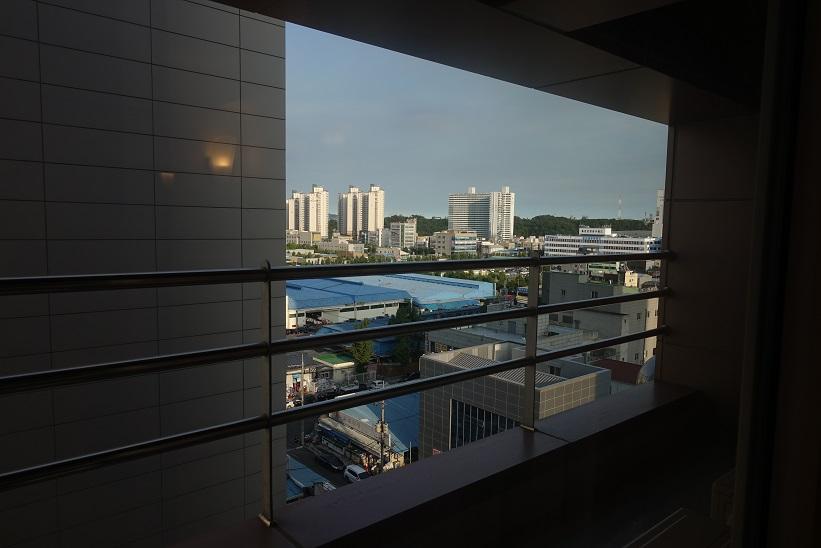 部屋からの外の景色。
青い屋根の平たい建物は魚市場
