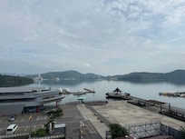 民宿房間,窗外的湖畔風景