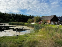 Bildet i annonsen er vel 10-15 år gammelt hvis en ser på trærne langs veggen.