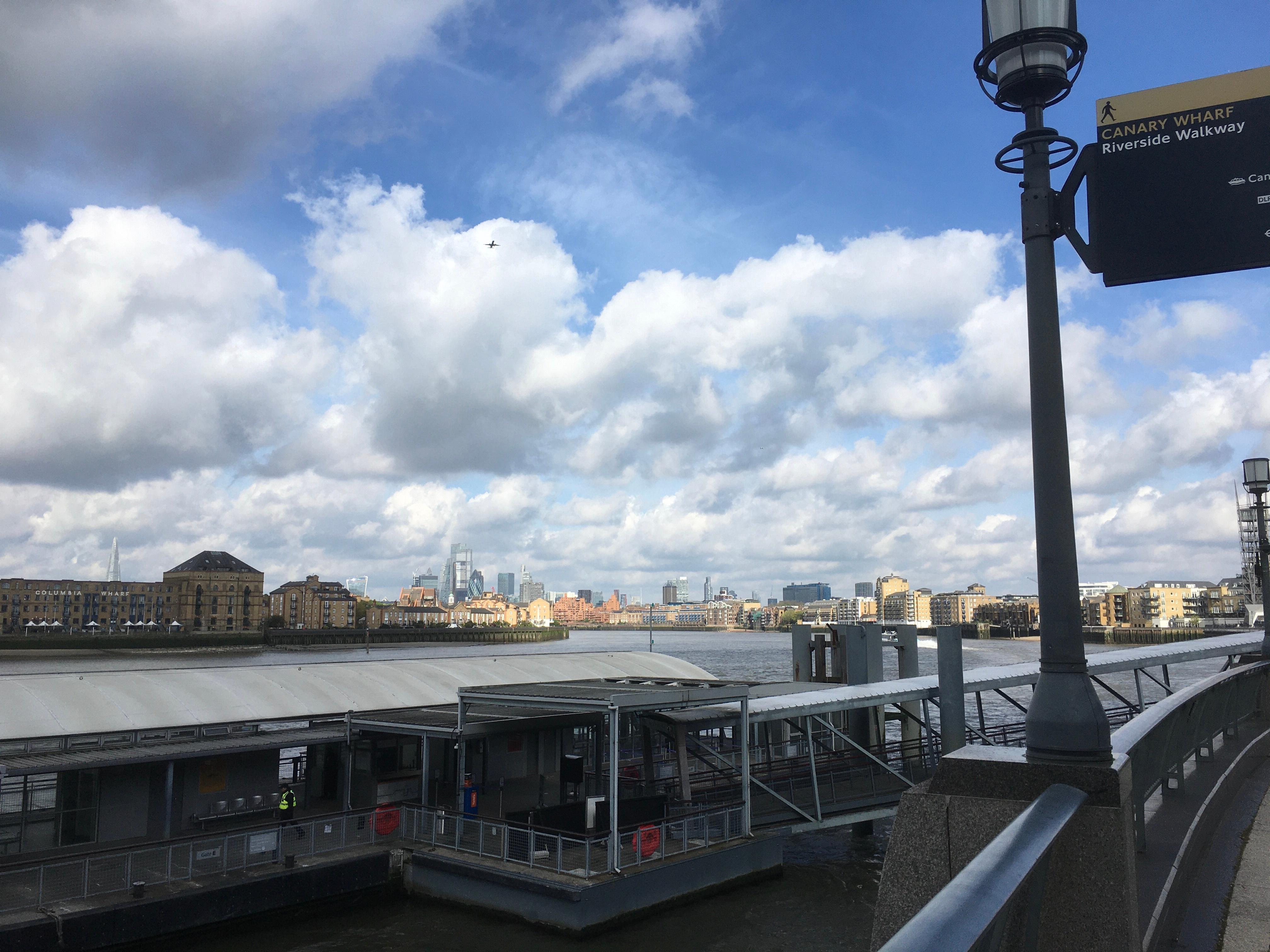 Uitzicht vanaf kade Canary Wharf, met links het hotel.