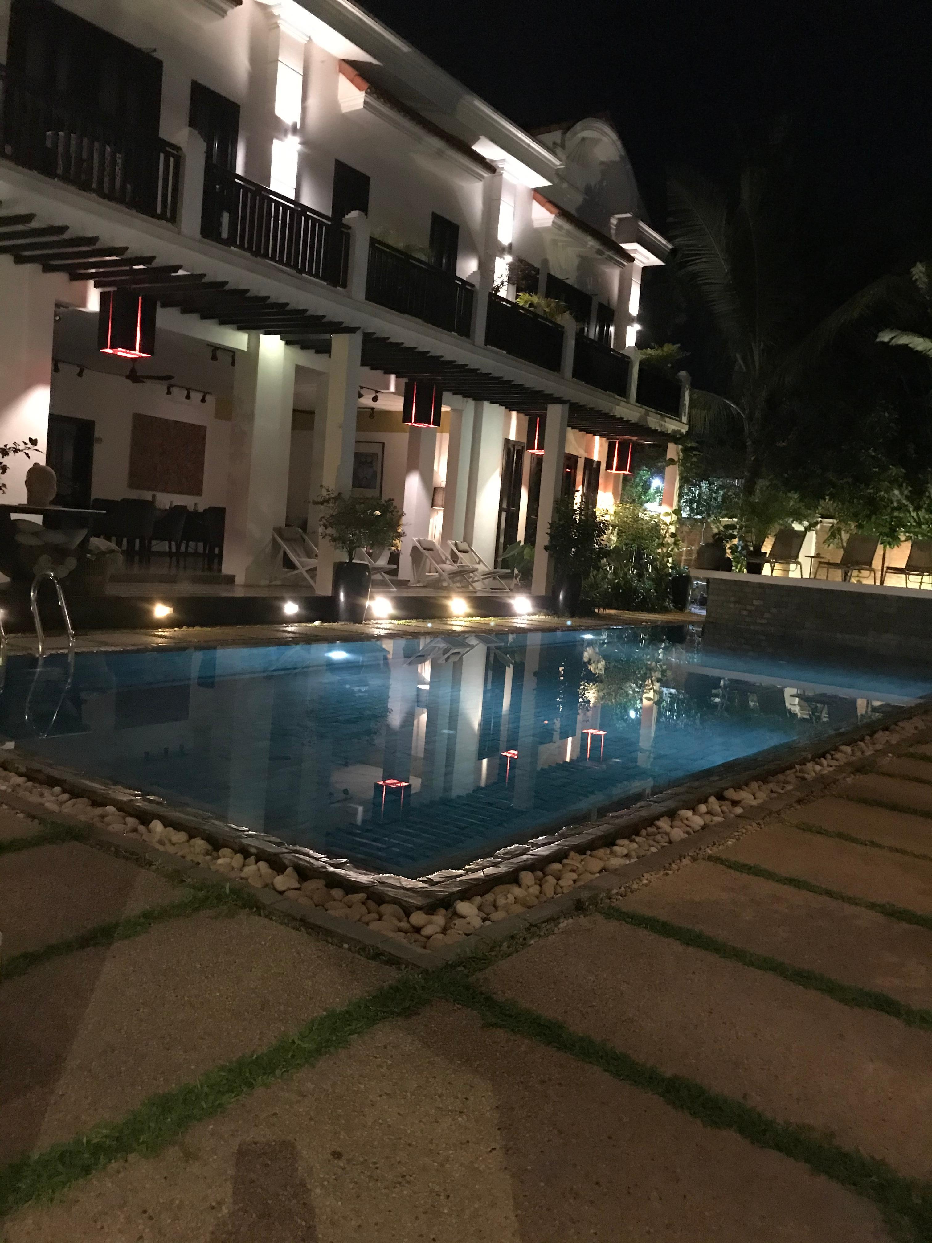 Pool & bar area