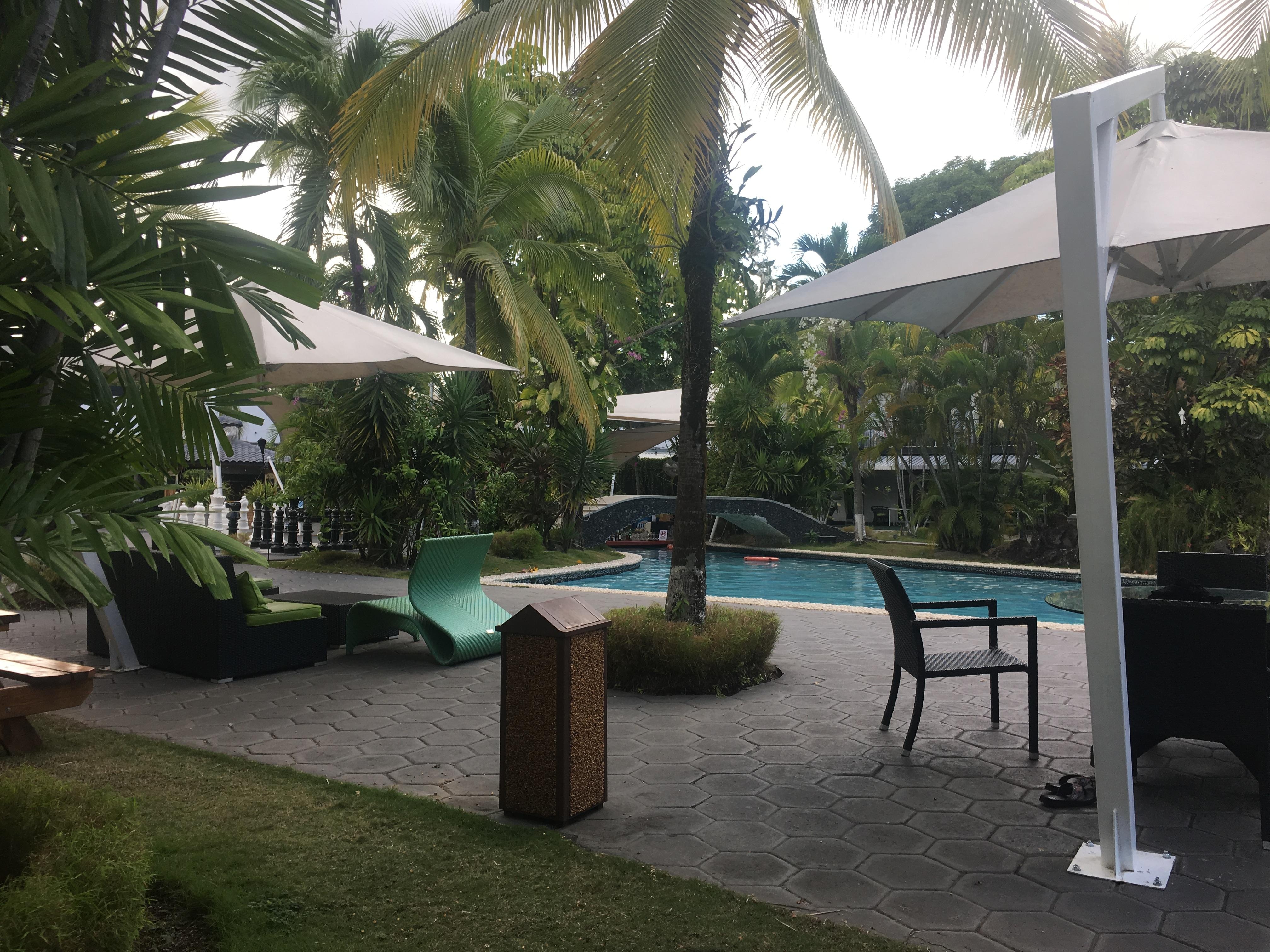 Swim up pool bar