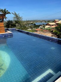 Vista da piscina pela manhã