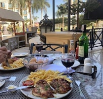 Restaurant donnant sur la piscine