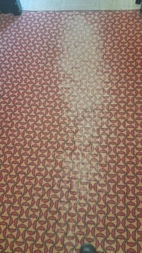 Alfombras superdesgastadas en pasillos