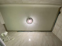 Spot de luz enferrujado e fiação de energia exposta