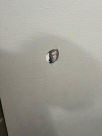 Hul i væggen