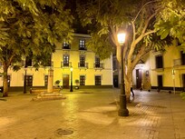 Praça em frente ao hotel
