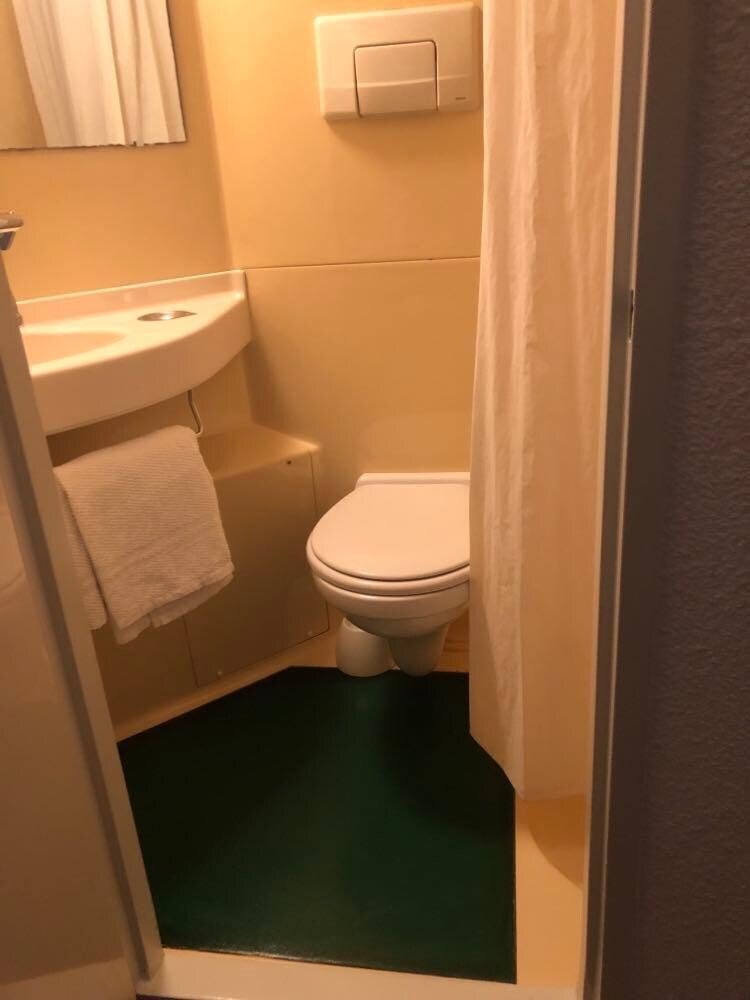 la salle de bain est un placard minuscule! Même pas de verre à dent !