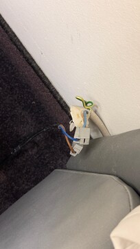 Offene Kabel im Raum.