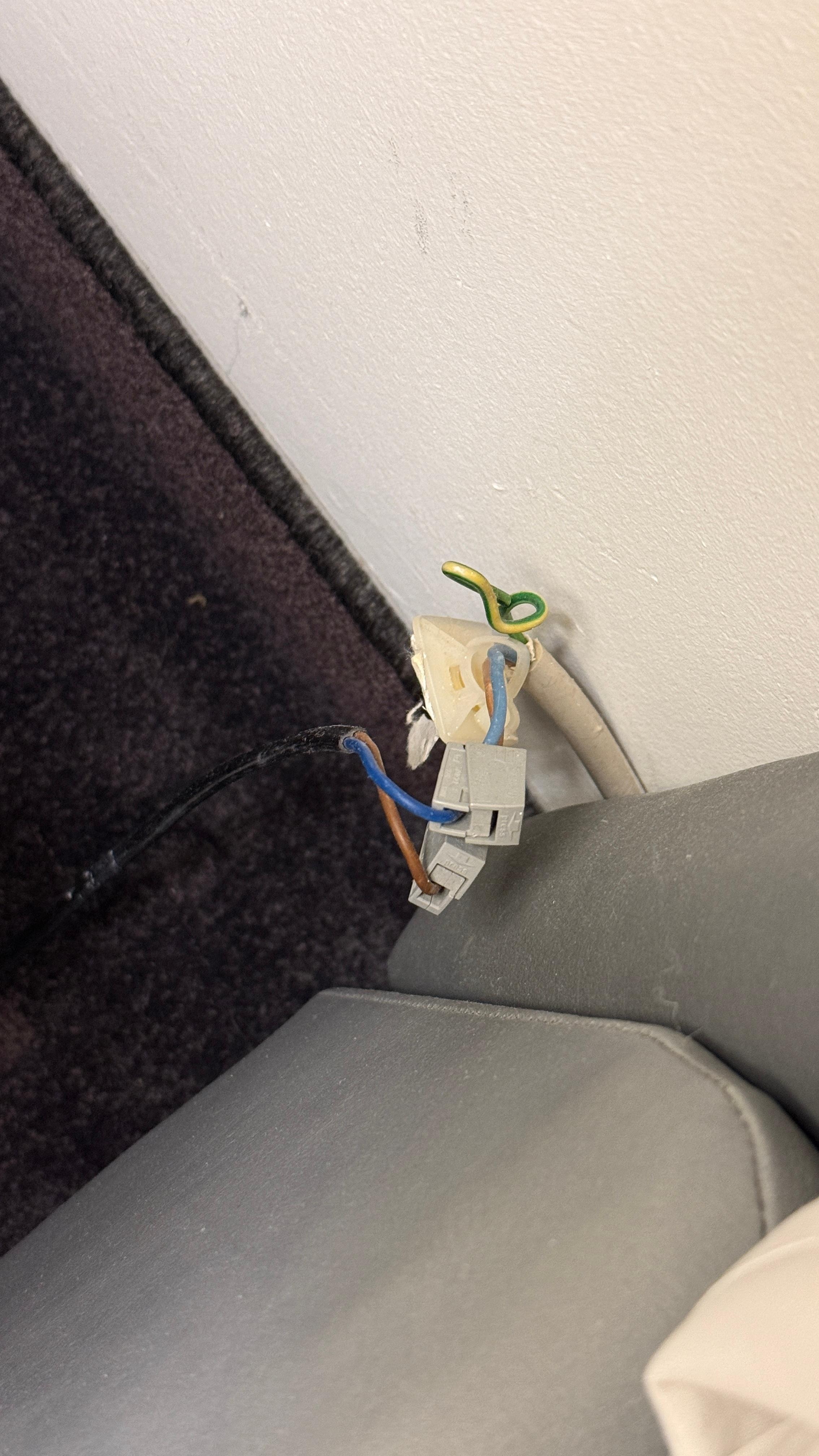 Offene Kabel im Raum.
