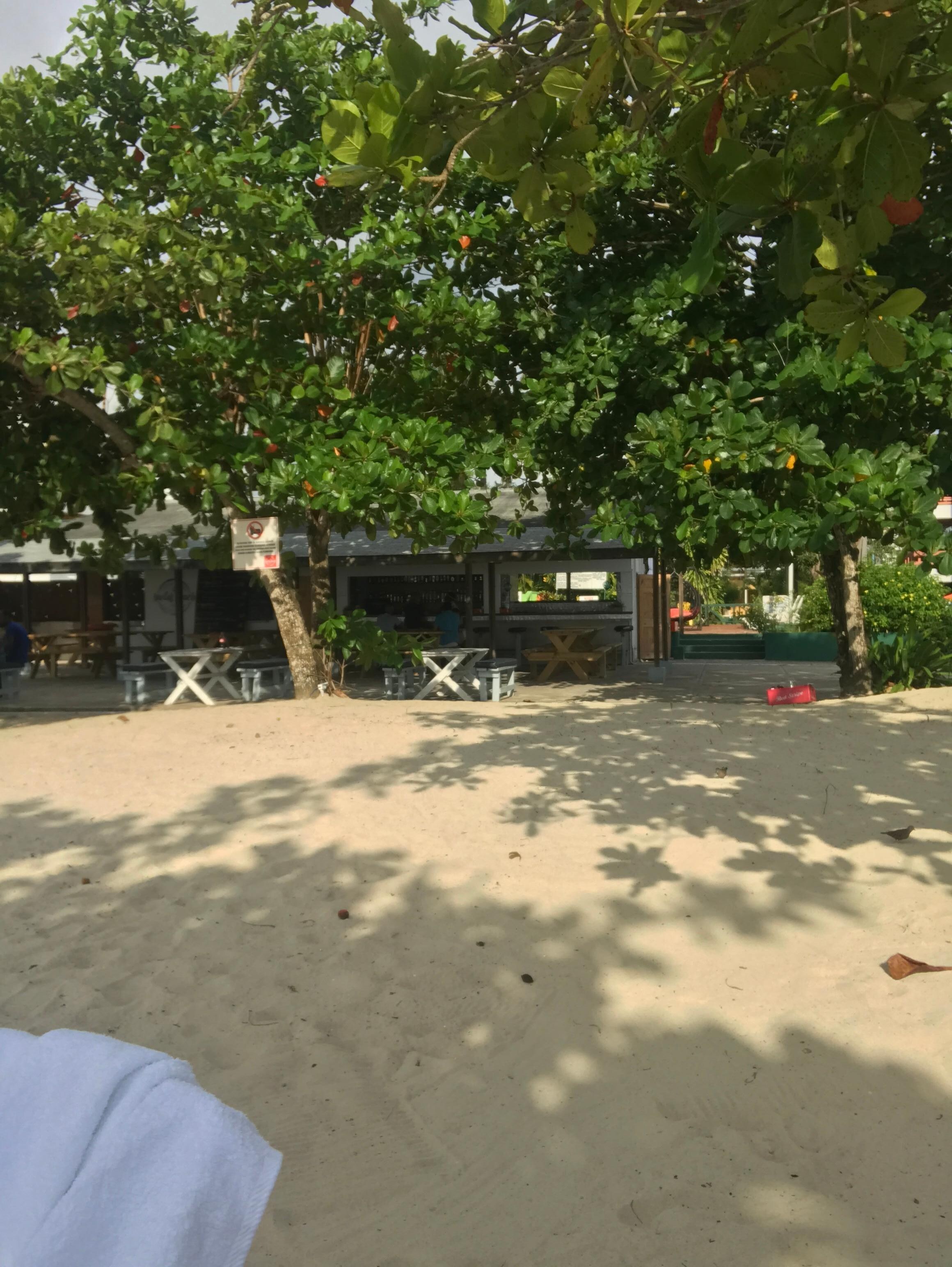 Nice bar and good food!