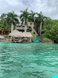 Aquí nosotras en kayak y se puede apreciar lo bello que está ahí 🤗