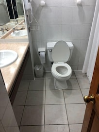 falta de higiene no banheiro.