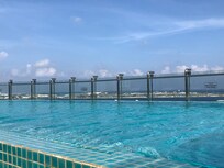 Belle piscine à débordement sur le toit