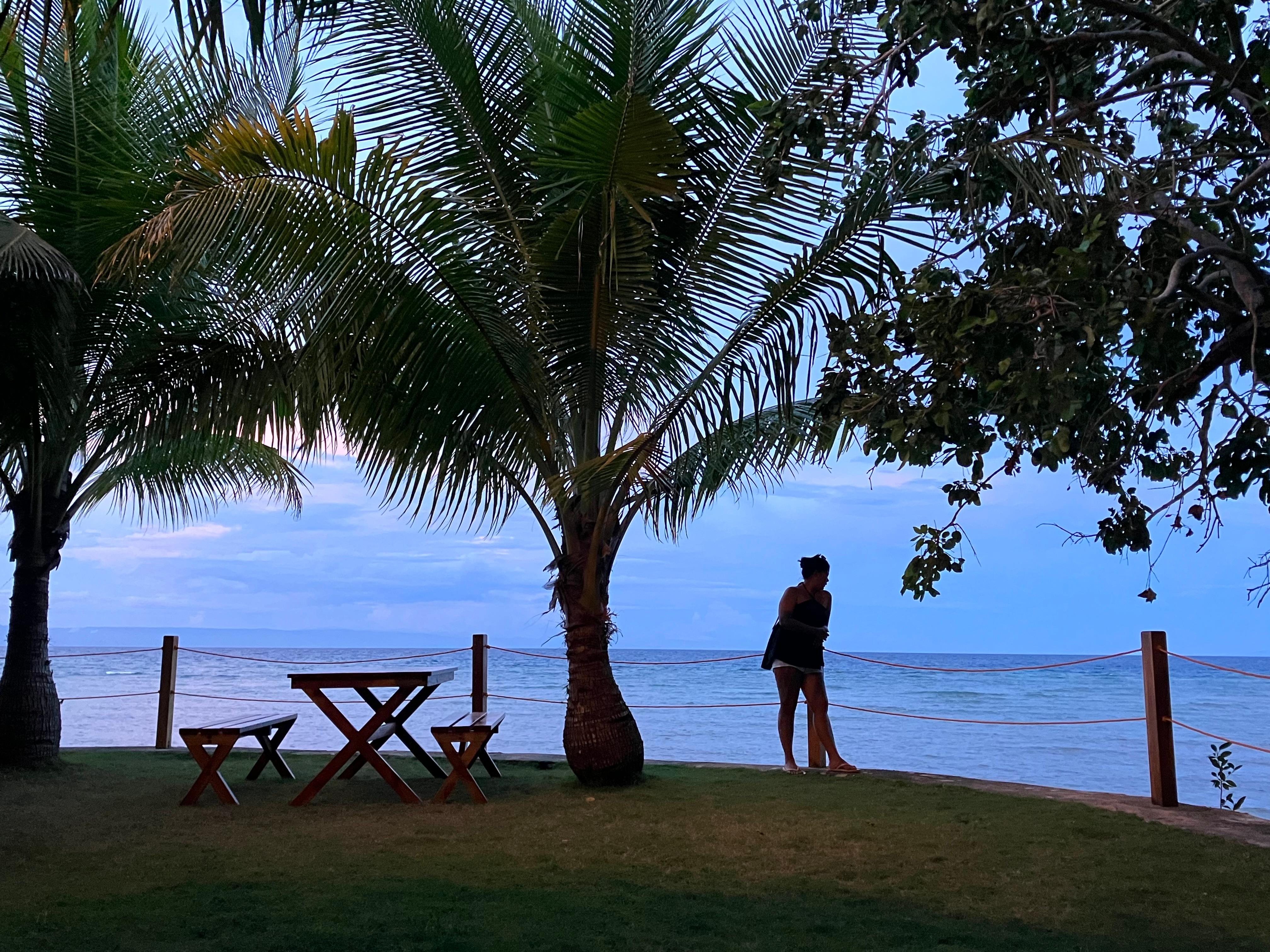 Relaxing evenings by the private beach 