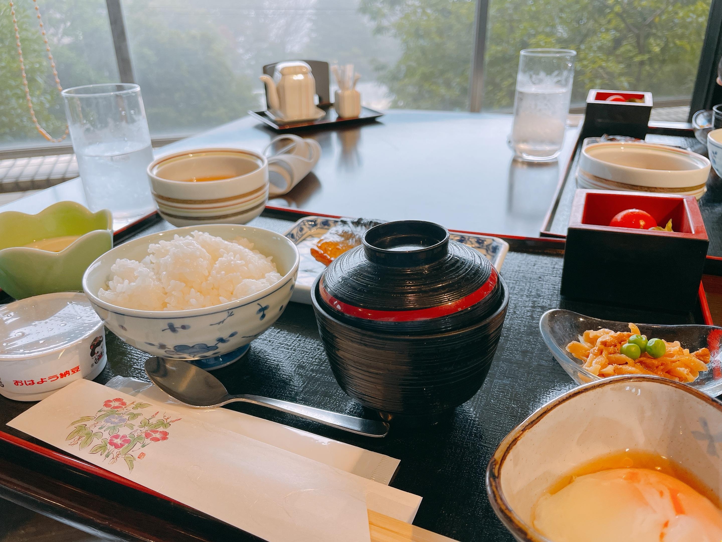 朝食と外の風景