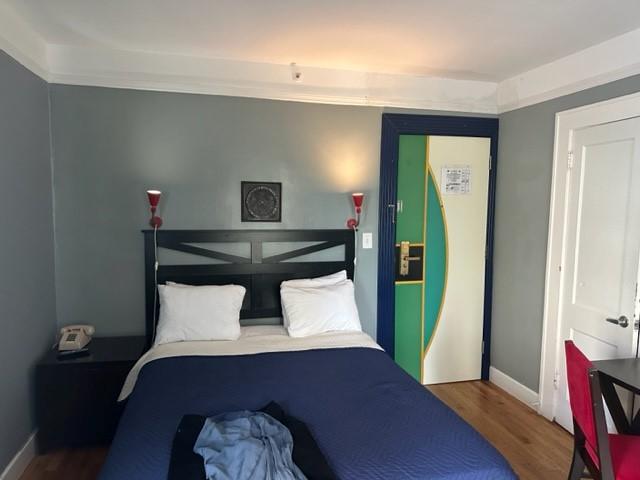 bed with clip on lights