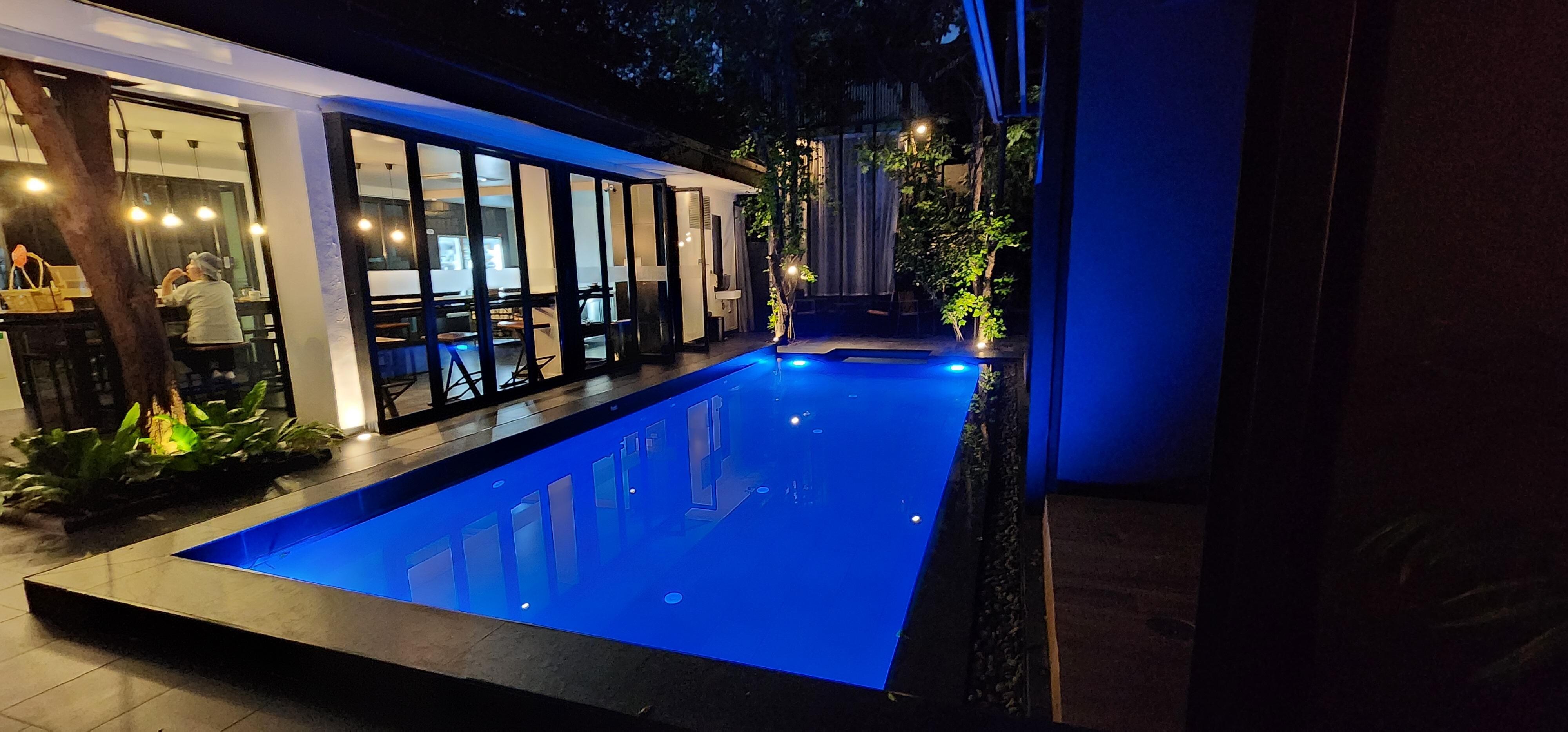 Window seats in lobby looking at pool. 
