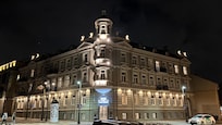 Hotelli iltavalaistuksessa