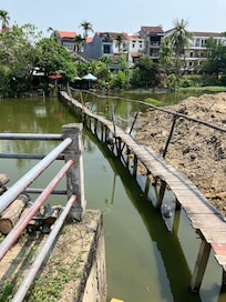 ホテルの正面の前の手作りな橋