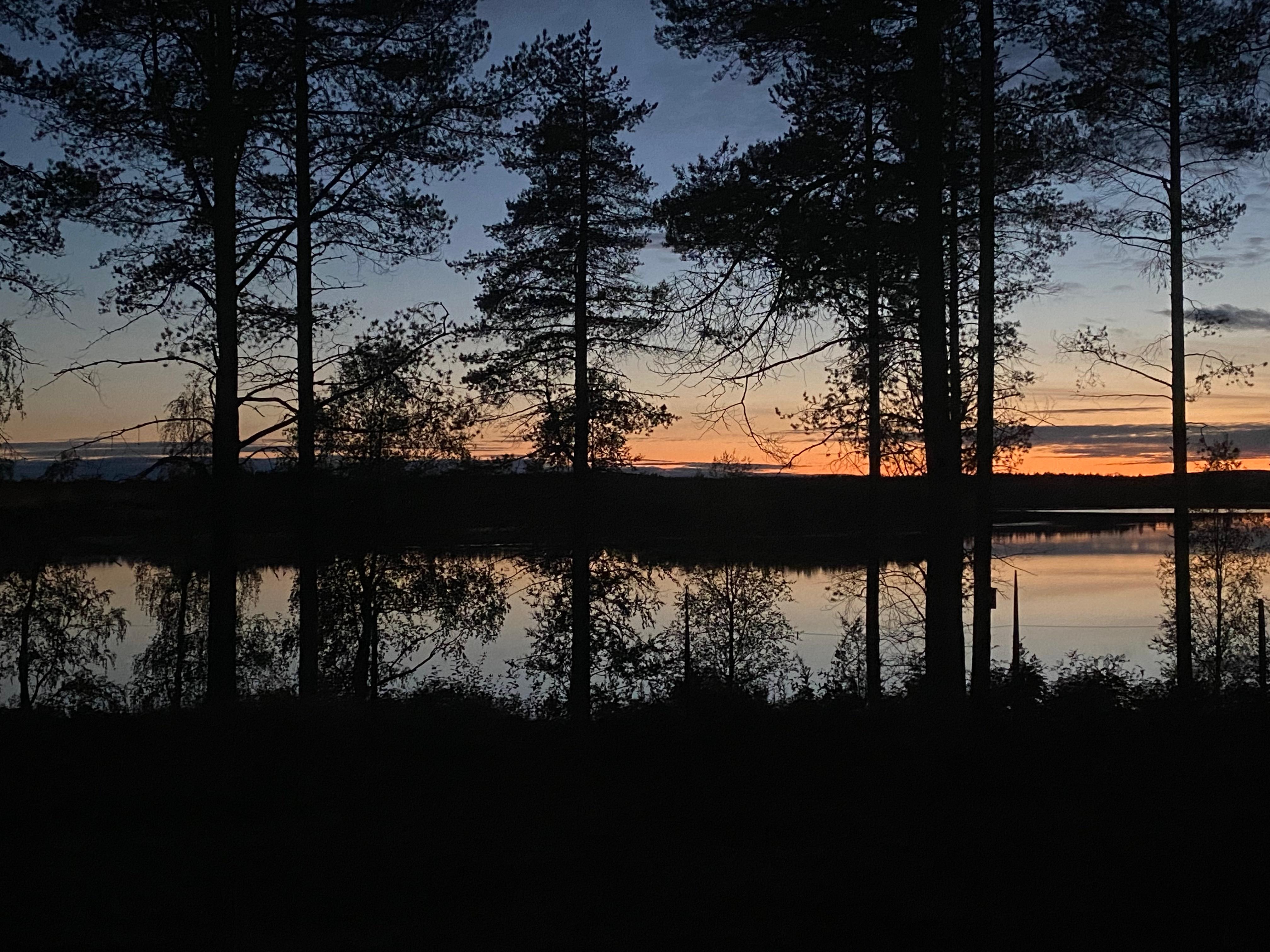 Auringonlasku huoneen ikkunasta 