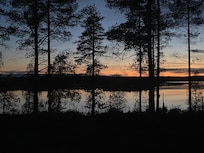 Auringonlasku huoneen ikkunasta