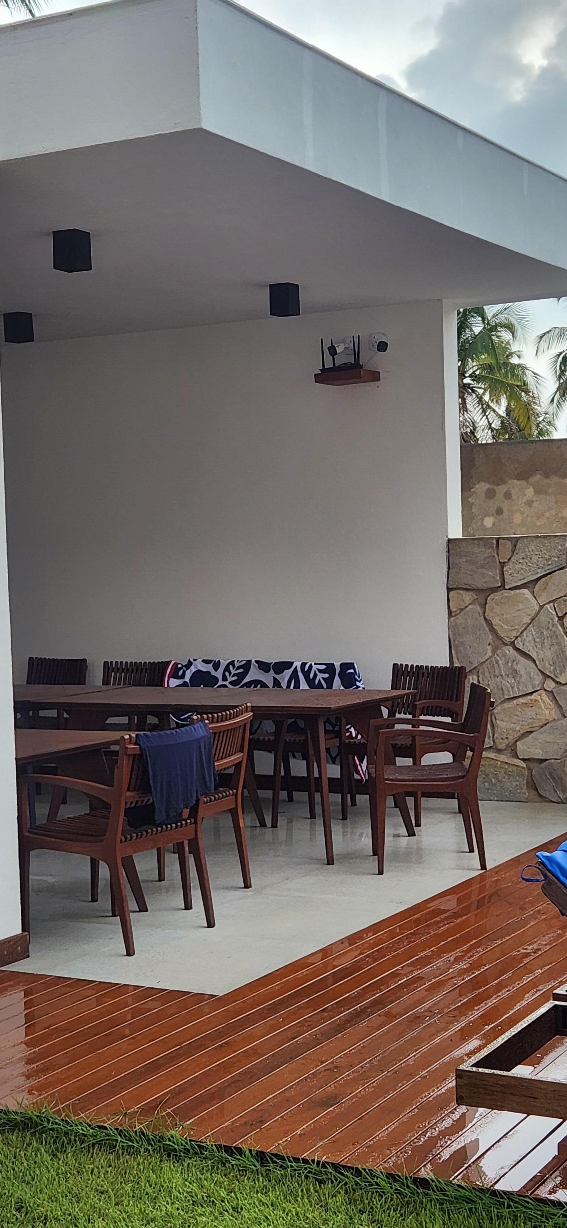 Recepção/Bar da piscina/ área do café da manhã. Foto tirada da porta do meu quartinho, com vista para a piscina