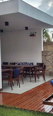 Recepção/Bar da piscina/ área do café da manhã. Foto tirada da porta do meu quartinho, com vista para a piscina