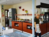 Mukava emäntä aamiaissalissa.