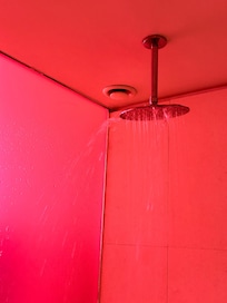 Douche qui fuit de partout du pommeau