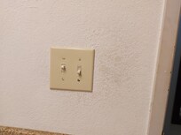 Para acender a luz , não tocar na parede. Quem sabe há quantos anos não é limpo.