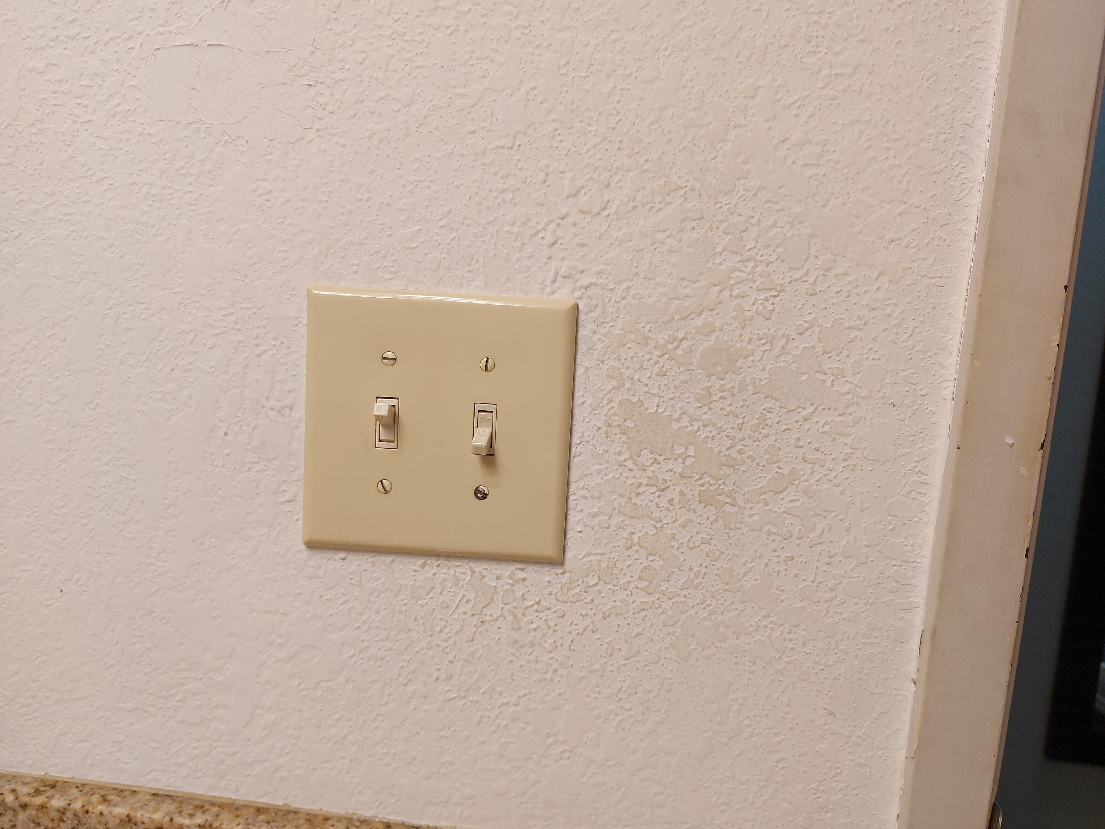 Para acender a luz , não tocar na parede. Quem sabe hÔ quantos anos não é limpo.