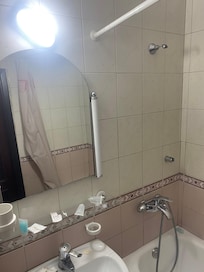 No se preocupan ni de poner bien la luz del espejo que la tienen caída. Así todo el hotel