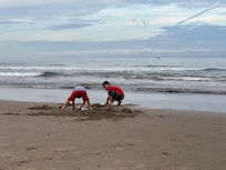 前面海灘很平坦,適合孩子玩水玩沙