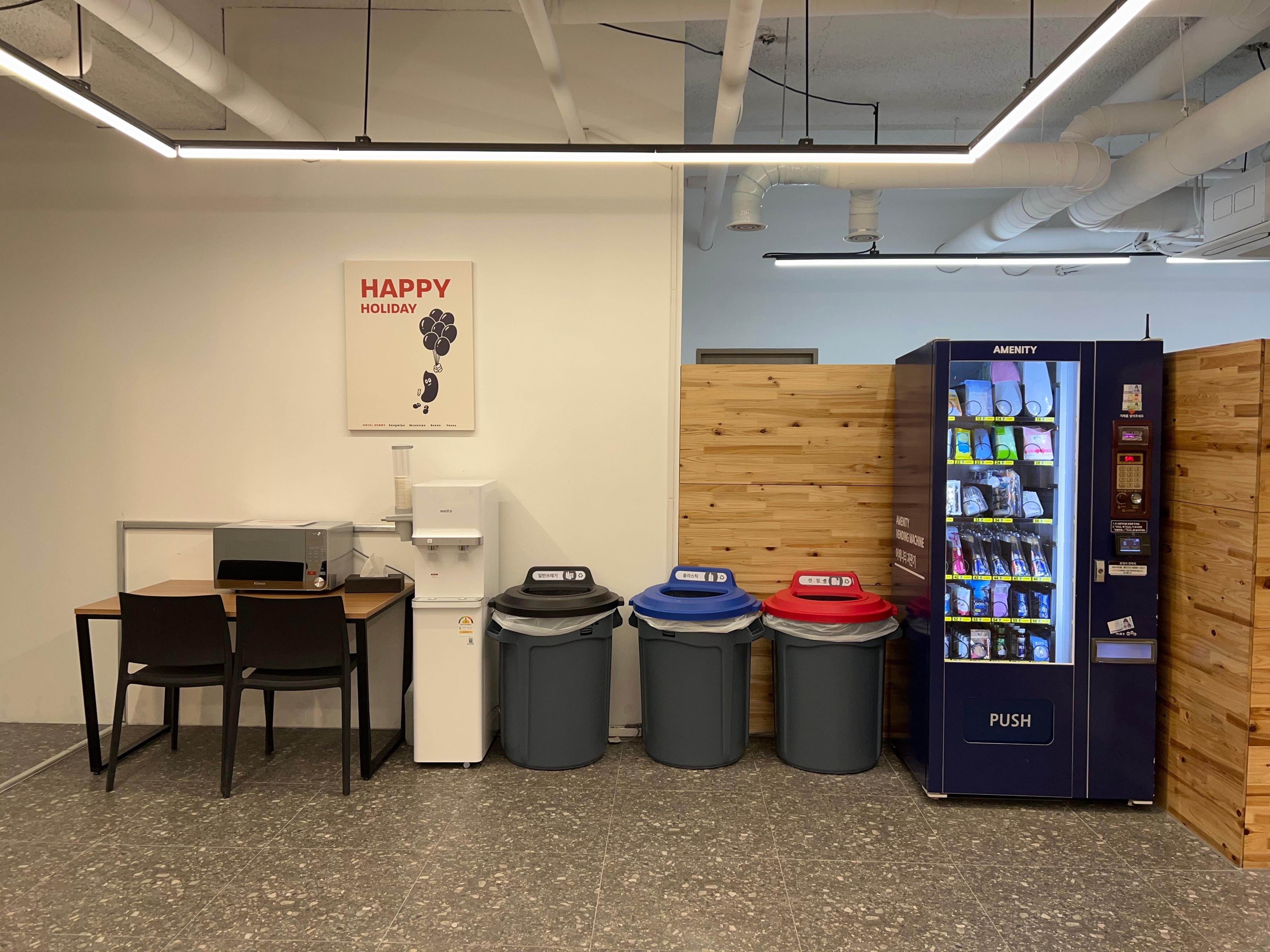 전자레인지와 정수기, 분리수거 쓰레기통이 있어 편리했어요 