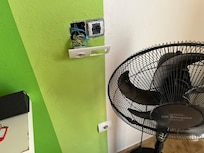 Prese che cadono dai muri