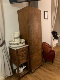 Garderob med galgar för allt från jacka till klänning.